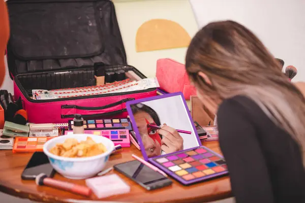 Jovem Mulher Olhando Para Espelho Pintura Ornamento Rosto Enquanto Aplica — Fotografia de Stock