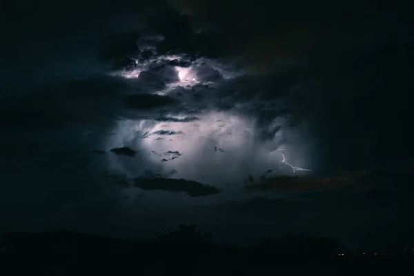 暗くて劇的な雲の間で稲妻と嵐の空 — ストック写真