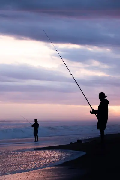 Silhouette Eines Mannes Der Bei Sonnenuntergang Strand Fischt — Stockfoto