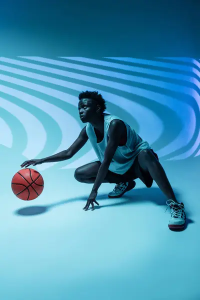 Schwarze Frau Mit Basketballoutfit Studio Mit Farbgelen Und Projektorlichtern Vor — Stockfoto