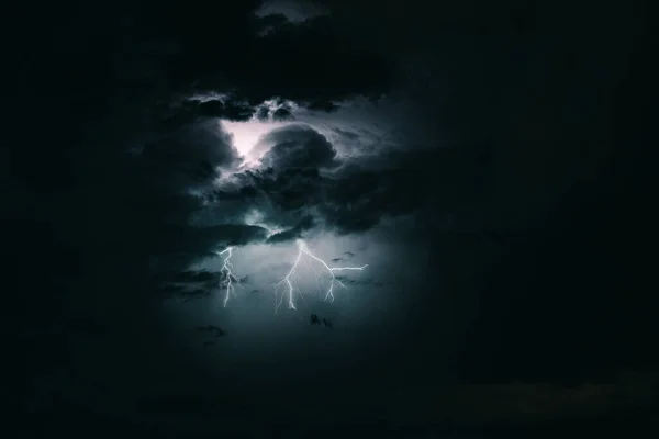 Storm Hemel Met Bliksem Tussen Donkere Dramatische Wolken — Stockfoto
