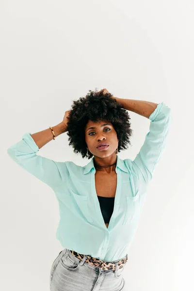 Thoughtful Jovem Afro Americano Fêmea Roupa Moda Tocando Afro Cabelo — Fotografia de Stock