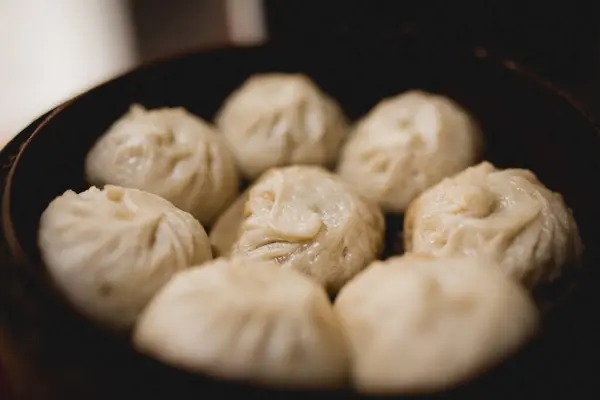 Hot Delizioso Vapore Xiaolongbao Cesto Bambù Sul Tavolo Cucina Ristorante — Foto Stock