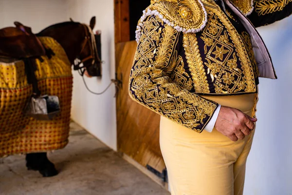 Crop Picador Anonyme Portant Costume Brillant Traditionnel Debout Côté Cheval — Photo