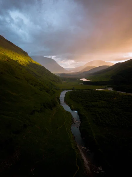 Zachmurzone Niebo Nad Zboczem Wzgórza Zakrzywioną Rzeką Spokojny Wieczór Glen — Zdjęcie stockowe