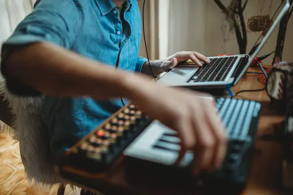Side View Unrecognizable Cropped Young Man Working Synthesizer Laptop Table — Stock Photo, Image