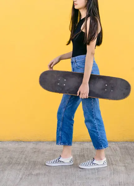 Gestutzte Unkenntlich Gemachte Junge Skaterin Mit Skateboard Die Tagsüber Wegschaut — Stockfoto