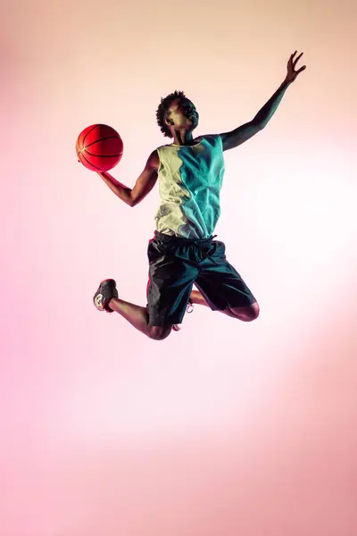 Mujer Negra Con Traje Baloncesto Estudio Usando Geles Color Luces — Foto de Stock