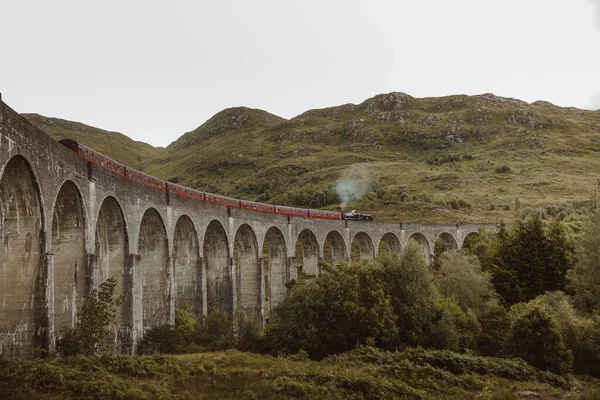 Vapor Trem Equitação Longo Ponte Arco Velho Perto Colina Áspera — Fotografia de Stock