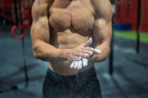 Неузнаваемый Мускулистый Спортсмен Разбрасывающий Мел Руки Время Занятий Тяжелой Атлетикой — стоковое фото