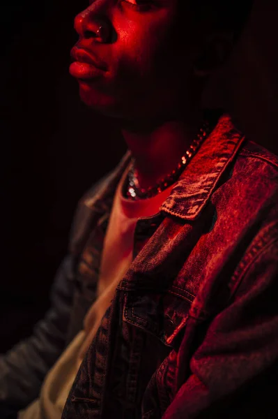 Crop Rustige Stijlvolle Afro Amerikaanse Man Jeans Jas Onder Neon — Stockfoto
