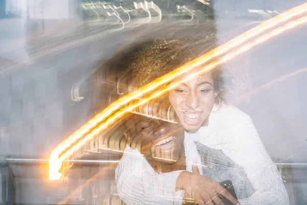 快乐的年轻的非洲裔美国男性在寒冷的灯光下 让快乐的女友搭便车 她一头卷曲的头发穿着时髦的衣服 — 图库照片