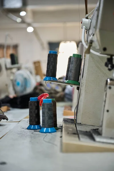 Detail Old Sewing Machine Busy Chinese Shoes Factory — Stock Photo, Image