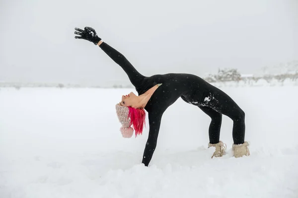Вид Изящной Женщины Практикующей Йогу Капотасане Снежном Поле Зимой — стоковое фото