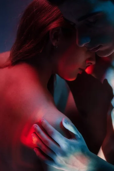 Umělecký Obraz Láskyplného Páru Ukazujícího Lásku Pod Projektorovými Světly — Stock fotografie