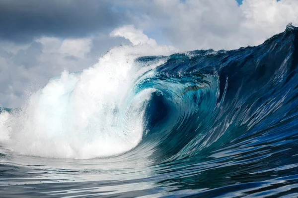 强烈的泡沫般的海浪在水面上翻滚飞溅 与蓝天相映成趣 — 图库照片