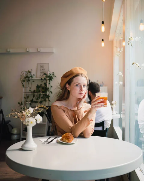 Französin Baskenmütze Sitzt Tisch Café Mit Aromatischem Glas Kaffee Und — Stockfoto