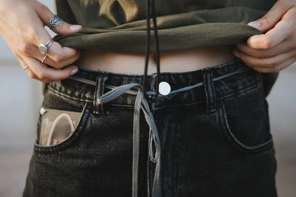 Schnupfen Anonyme Frau Verschiedenen Ringen Zeigt Bauch Und Bauchnabel Bei — Stockfoto