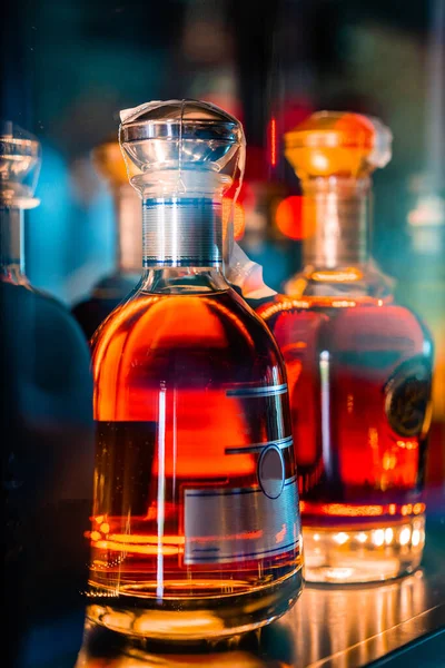 Прозрачные Стеклянные Бутылки Виски Помещенные Прилавок Темном Баре Ночью — стоковое фото