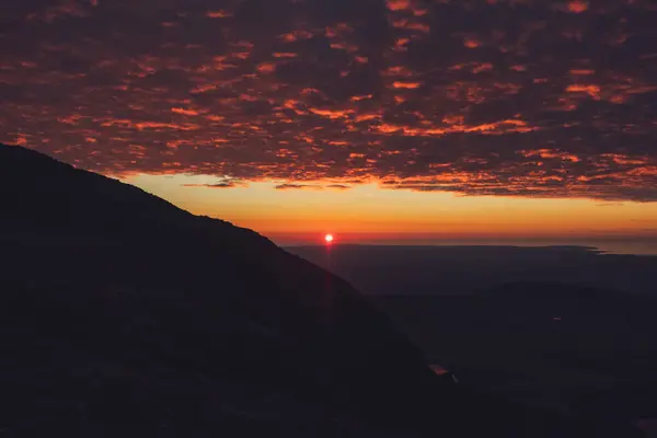 Spektakuläre Landschaft Aus Leuchtend Orangefarbener Sonne Abendhimmel Über Der Gebirgskette — Stockfoto