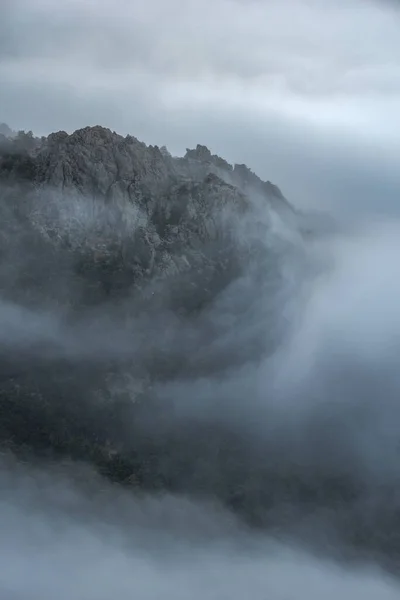 Paisaje Tranquilo Con Cordillera Cubierta Niebla Contra Cielo Nublado Mañana —  Fotos de Stock