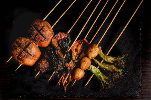 Acima Mencionada Composição Espetos Grelhados Saborosos Com Carne Peixe Lula — Fotografia de Stock