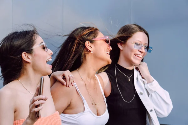 Positive Freundinnen Trendiger Sonnenbrille Und Lässiger Kleidung Lachen Fröhlich Und — Stockfoto
