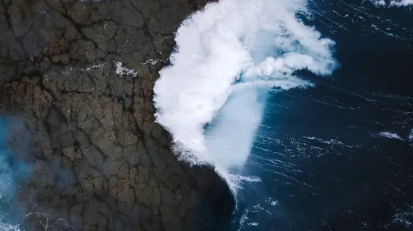 Drone Vista Scenario Mozzafiato Onde Marine Schiumose Schiantarsi Sulla Ruvida — Foto Stock