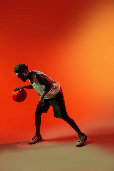 Чорна Жінка Баскетбольним Вбранням Студії Використанням Кольорових Гелів Проекторних Вогнів — стокове фото