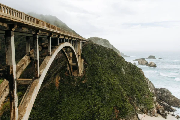 Atemberaubende Landschaft Mit Atemberaubender Weißer Bogenbrücke Über Den Fluss Bixby — Stockfoto