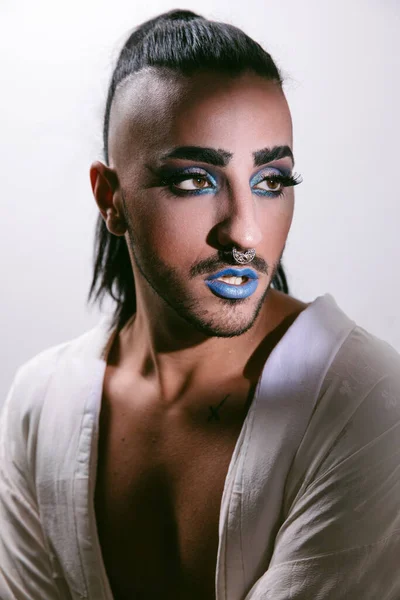 Retrato Mulher Barbuda Transgênero Glamourosa Sofisticado Fazer Olhando Para Longe — Fotografia de Stock
