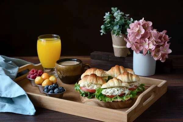 Deliciosos Sanduíches Croissant Com Legumes Servidos Bandeja Com Cappuccino Suco — Fotografia de Stock