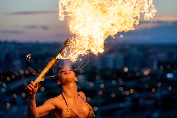 Fire Eater Woman Performing Spit Fire Sunset — Stock fotografie