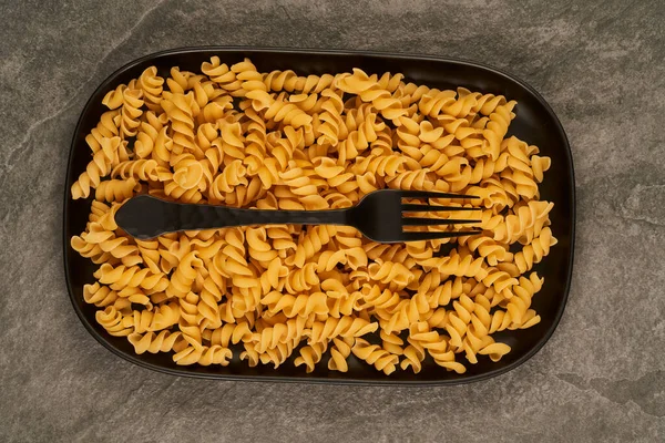 Top View Black Fork Placed Uncooked Fusilli Pasta Tray Table — Stock Photo, Image