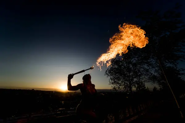 Fire Eater Woman Performing Spit Fire Sunset — Stock Photo, Image