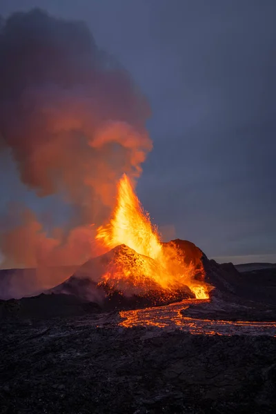 Spatten Hete Oranje Lava Barsten Uit Van Vulkanische Bergtoppen Omgeven — Stockfoto