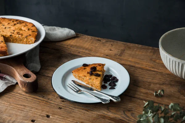 Von Oben Köstliches Stück Kürbiskuchen Auf Teller Auf Holztisch — Stockfoto