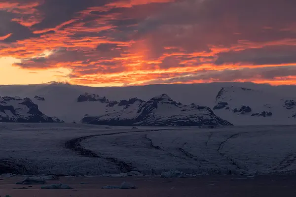Snowy Górski Grzbiet Położony Przed Jasnym Pomarańczowym Zachmurzonym Niebem Zimowy — Zdjęcie stockowe
