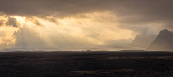 Bergrücken Vor Wolkenverhangenem Himmel Nebligen Morgen Der Landschaft Islands — Stockfoto