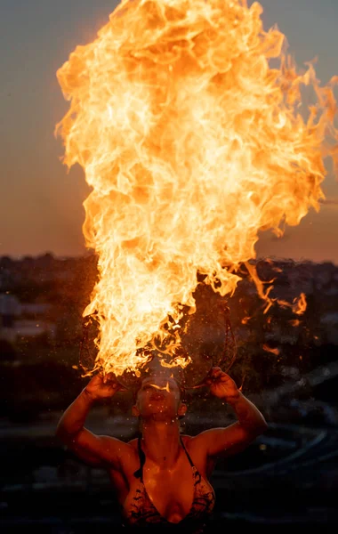 Fire Eater Woman Performing Spit Fire Sunset — Stock Photo, Image