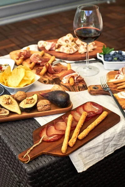 テラスでテーブルの上にプレートで提供される食欲をそそるアンティパストの品揃えのトップビュー — ストック写真