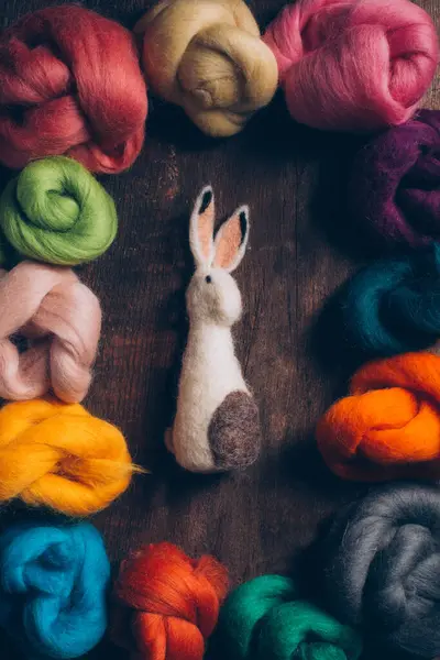 Yünden Yapılmış Yapımı Paskalya Tavşanı Koyu Ahşap Masada Hissetti — Stok fotoğraf