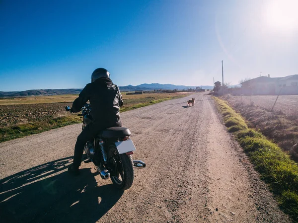 Visão Traseira Pessoa Dirigindo Moto Estrada Rural Luz Sol Campo — Fotografia de Stock