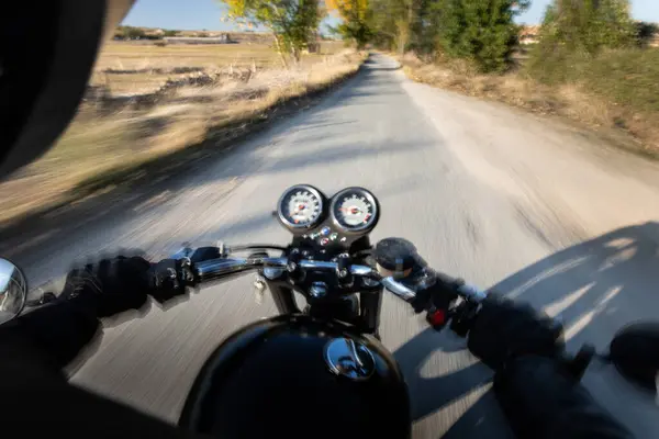 田舎の森の中をバイクに乗って顔のない高速レーサーのバックビュー — ストック写真