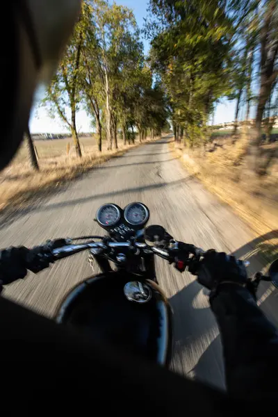 Vue Arrière Moto Course Rapide Sans Visage Travers Forêt Milieu — Photo