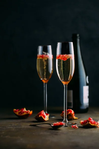 Cocktail Champagne Con Melograno Posto Superficie Rustica Fondo Scuro — Foto Stock