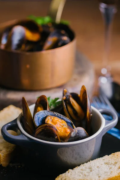 Cozze Deliziose Con Erbe Aromatiche Pentola Metallica — Foto Stock