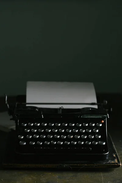 Retro Vintage Schreibmaschine Steht Auf Altem Holztisch — Stockfoto