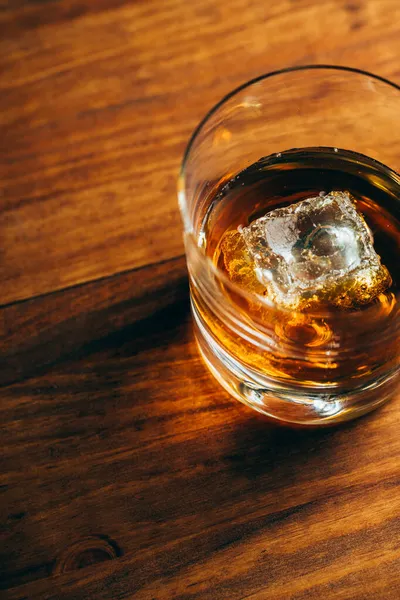 Arriba Copa Vidrio Con Whisky Frío Cubo Hielo Colocado Mesa — Foto de Stock