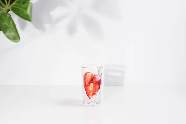 Gesundes Erfrischendes Entgiftungswasser Mit Frischen Reifen Erdbeeren Scheiben Serviert Transparentem — Stockfoto